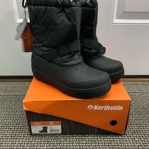 Kids snow boots size 5 black. New-tags still in on
